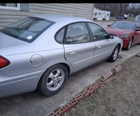 Silver 2005 Ford Taurus SE