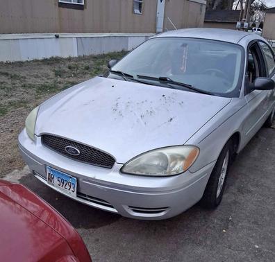 Silver 2005 Ford Taurus SE