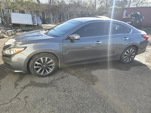 Gray 2017 Nissan Altima 2.5 SV