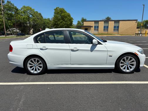 White 2011 BMW 328 i xDrive