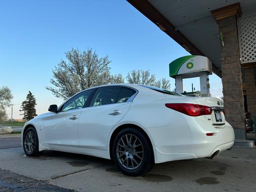 White 2015 INFINITI Q50 Premium