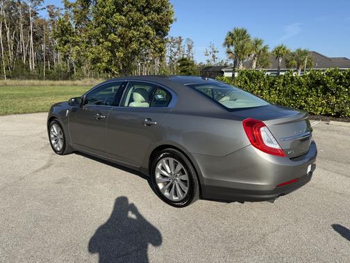 2015 Lincoln MKS Base