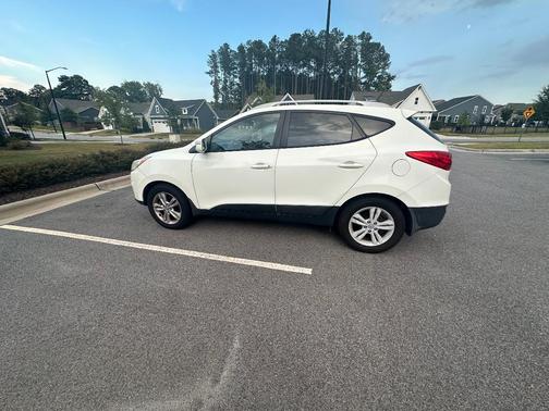 White 2012 Hyundai TUCSON GLS