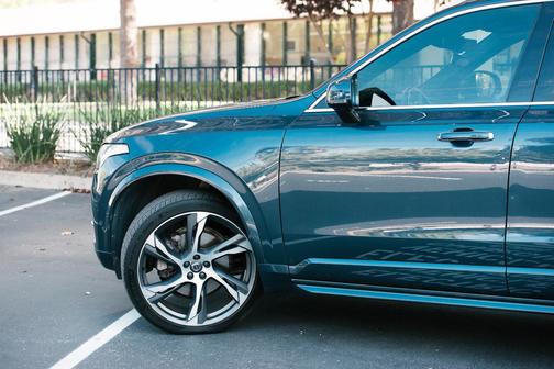 Blue 2018 Volvo XC90 T6 Momentum