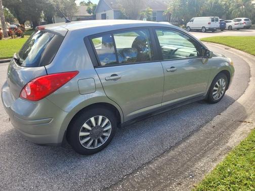 Silver 2009 Nissan Versa 1.8 S