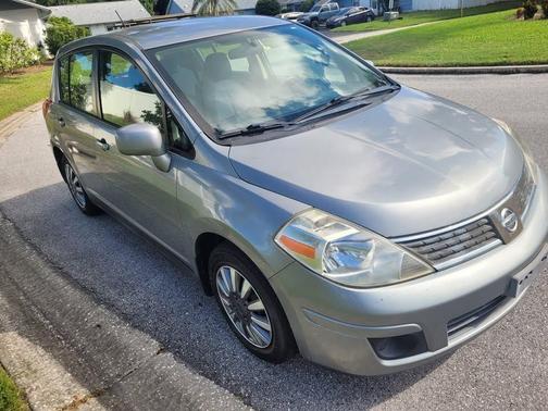 Silver 2009 Nissan Versa 1.8 S