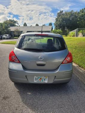 Silver 2009 Nissan Versa 1.8 S