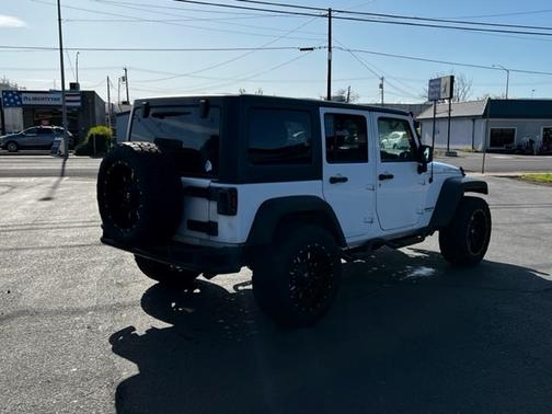 Photo 4 of 8 of 2014 Jeep Wrangler Unlimited Rubicon