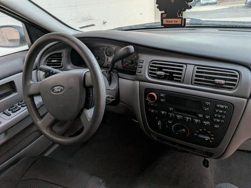 White 2005 Ford Taurus SE