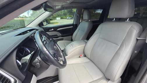 Silver 2018 Toyota Highlander XLE
