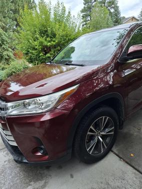 Red 2017 Toyota Highlander LE