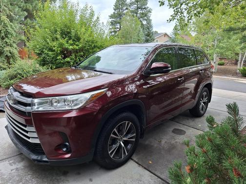 Red 2017 Toyota Highlander LE
