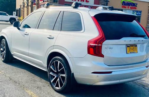 2022 Volvo XC90 T6 Momentum