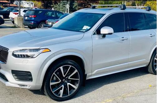 2022 Volvo XC90 T6 Momentum