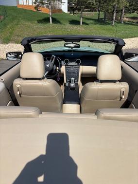 White 2007 Ford Mustang Deluxe