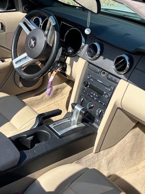 White 2007 Ford Mustang Deluxe