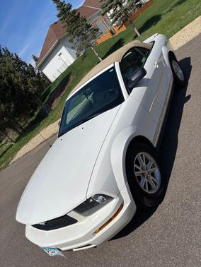 White 2007 Ford Mustang Deluxe