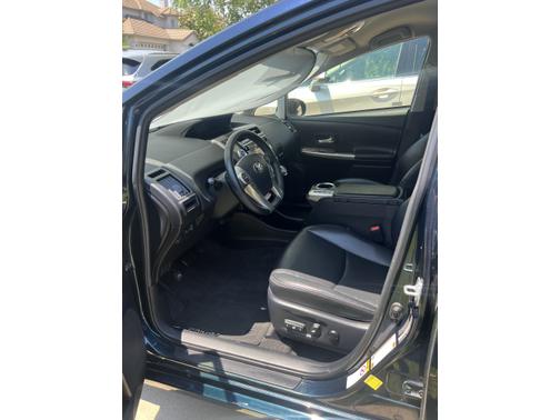 2017 Toyota Prius v Five
