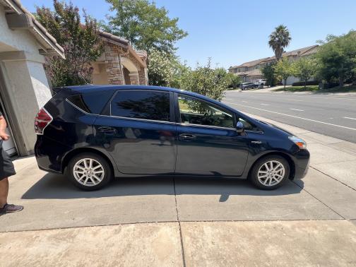 2017 Toyota Prius v Five