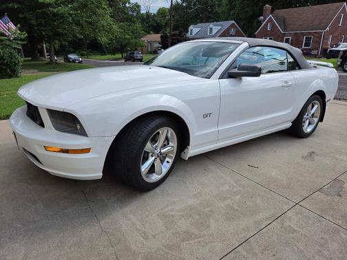 White 2006 Ford Mustang GT