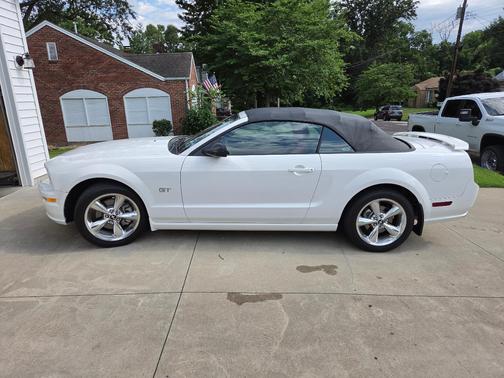 White 2006 Ford Mustang GT