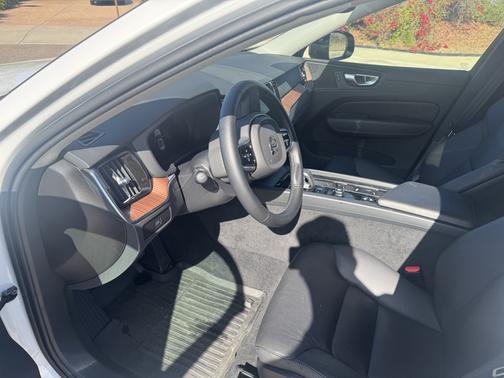 2024 Volvo XC60 B5 Plus Dark Theme