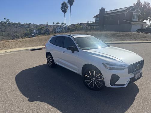 2024 Volvo XC60 B5 Plus Dark Theme