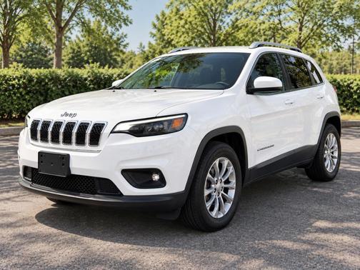 White 2019 Jeep Cherokee Latitude Plus