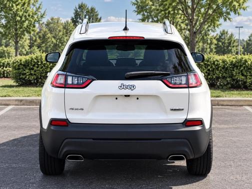 White 2019 Jeep Cherokee Latitude Plus