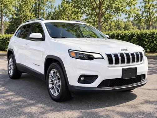 White 2019 Jeep Cherokee Latitude Plus