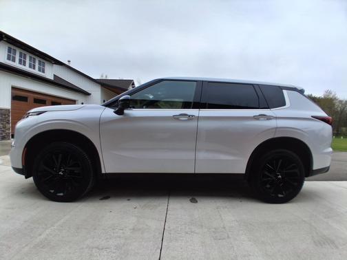 White 2023 Mitsubishi Outlander SE Black Edition