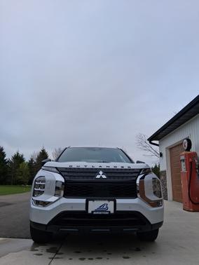 White 2023 Mitsubishi Outlander SE Black Edition