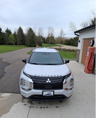White 2023 Mitsubishi Outlander SE Black Edition