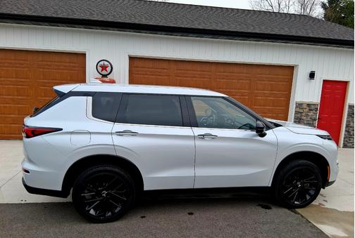 White 2023 Mitsubishi Outlander SE Black Edition