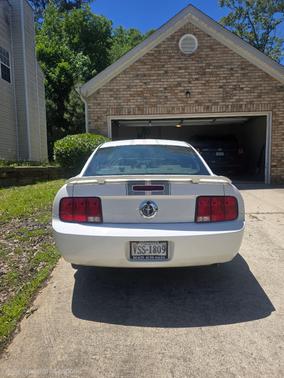 White 2005 Ford Mustang Deluxe