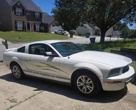 White 2005 Ford Mustang Deluxe