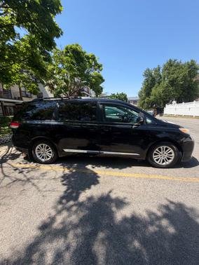 Black 2013 Toyota Sienna XLE