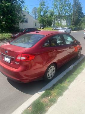 Red 2013 Ford Fiesta SE