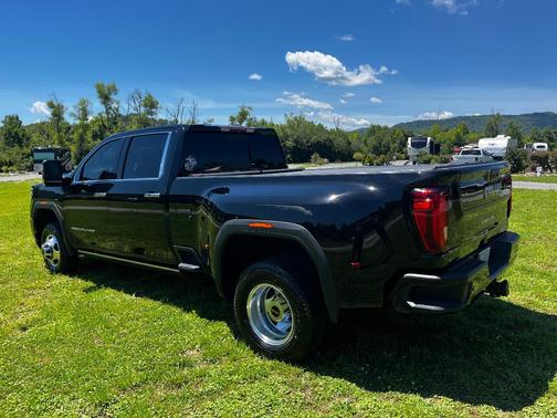 Black 2022 GMC Sierra 3500 Denali