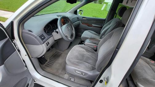 White 2004 Toyota Sienna XLE