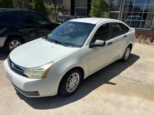 White 2009 Ford Focus SE