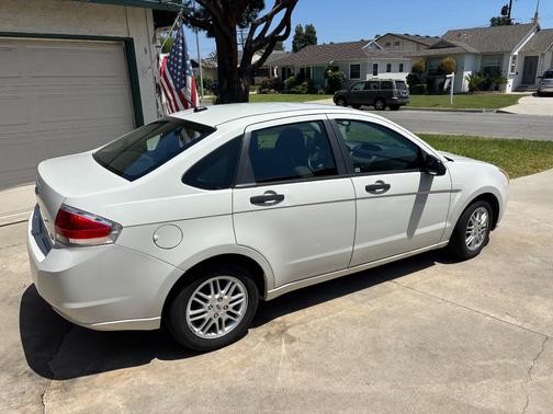 White 2009 Ford Focus SE