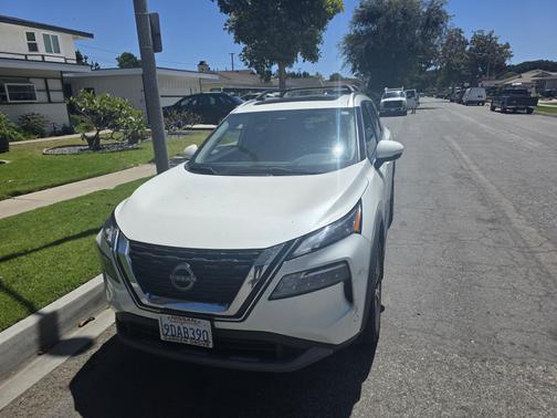 White 2022 Nissan Rogue SV