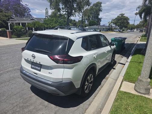 White 2022 Nissan Rogue SV