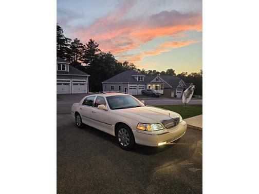 White 2007 Lincoln Town Car Designer