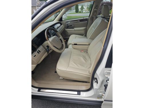 White 2007 Lincoln Town Car Designer