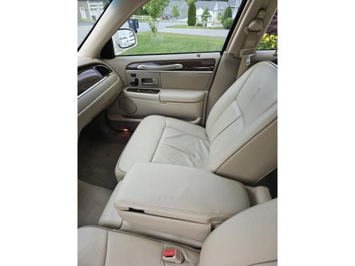 White 2007 Lincoln Town Car Designer