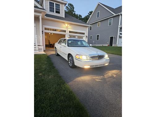 White 2007 Lincoln Town Car Designer