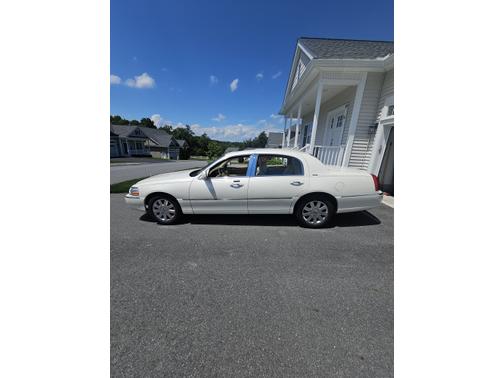 White 2007 Lincoln Town Car Designer
