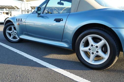 Blue 1998 BMW Z3 2.8 Roadster